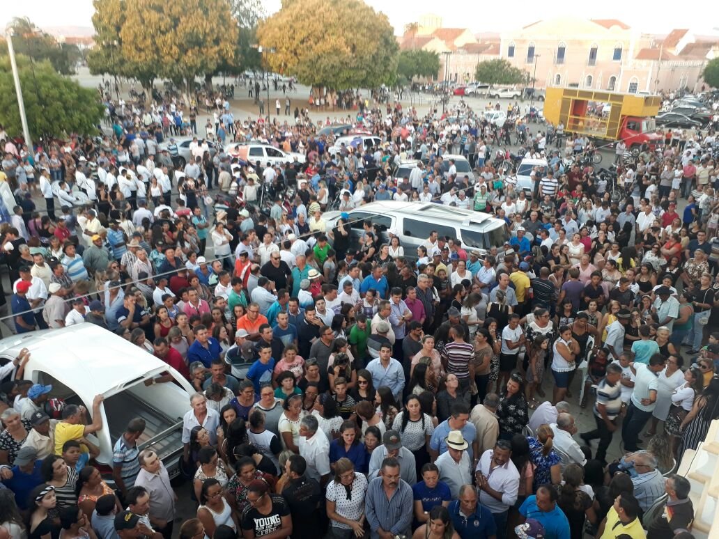 Populares e políticos acompanham sepultamento do ex-prefeito de Icó, Oriel Nunes