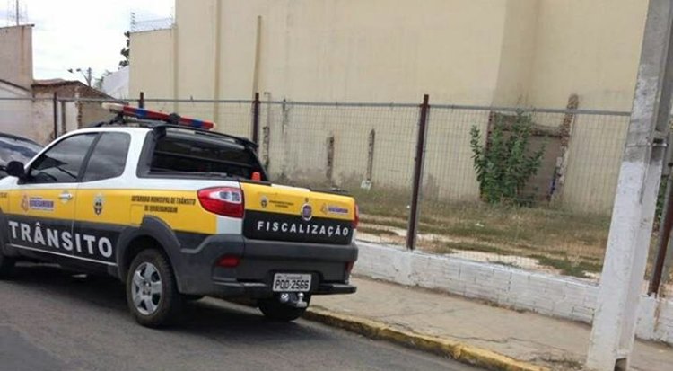 Imagem de viatura da AMTQ circula na internet e surge o questionamento: O agente teria mesmo cometido infração de trânsito?