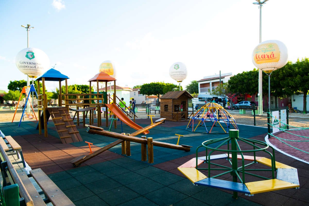 Onélia Santana entrega 20ª brinquedopraça em Coreaú