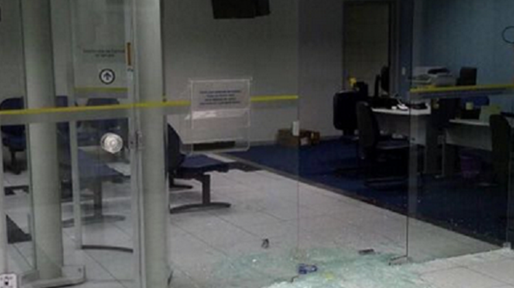 Criminosos explodem agência bancária de Jaguaretama