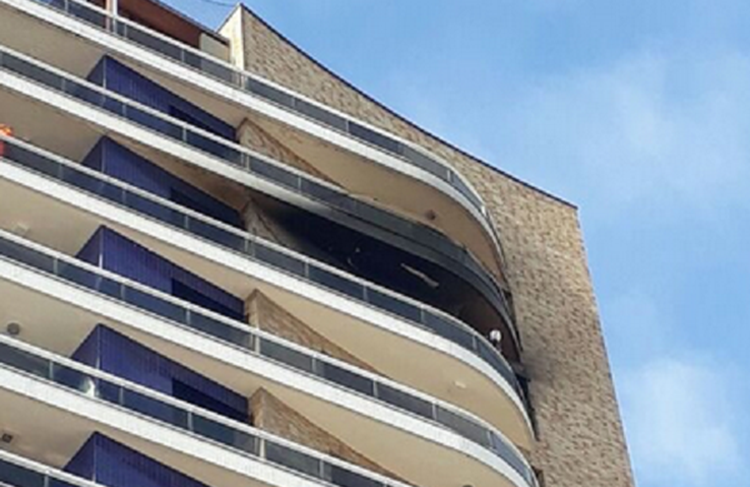 Prédio residencial é atingido por incêndio em Fortaleza