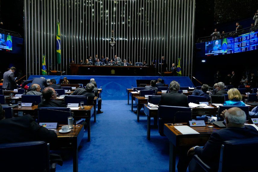 Plenário do Senado tem voto distrital misto e mais recursos para saúde em pauta