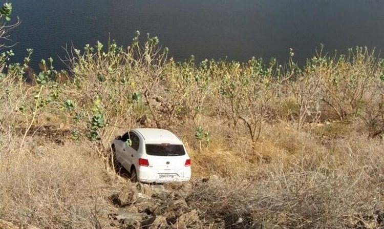 Terror em Manituba: Bandidos invadem casa, levam dinheiro e abandonam carro em açude