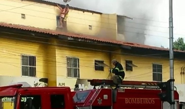 Ao escapar de incêndio em loja, casal fica preso em telhado esperando Corpo de Bombeiros