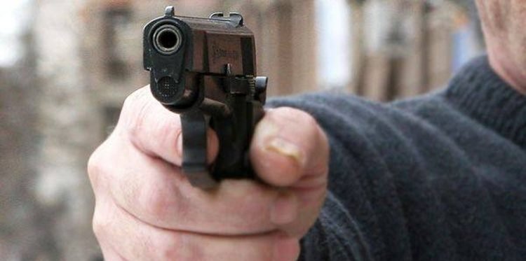 Jovem de 15 anos é assassinado e criança atingida com tiro dentro de supermercado