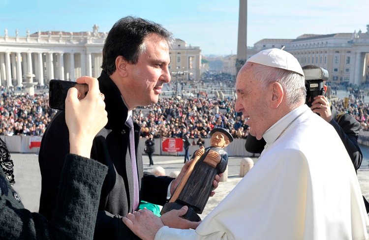 Governador Camilo Santana é recebido pelo Papa Francisco no Vaticano