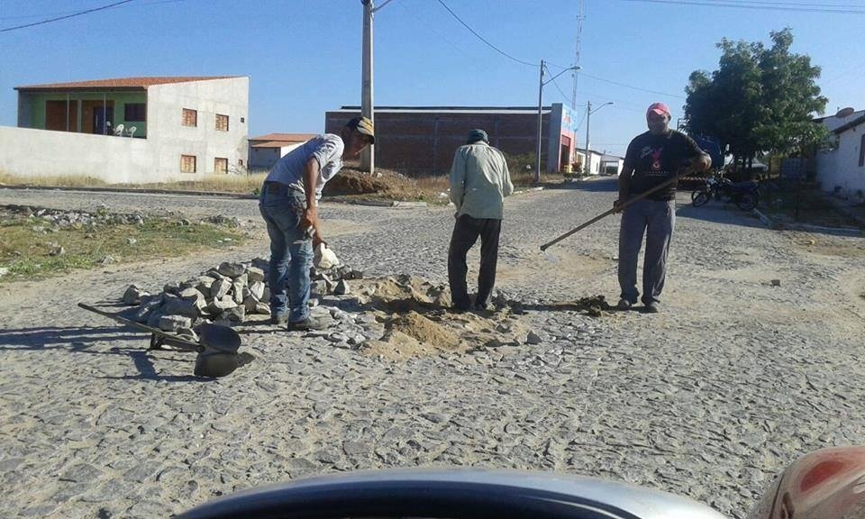 Prefeitura de Solonópole realiza reparos em calçamentos