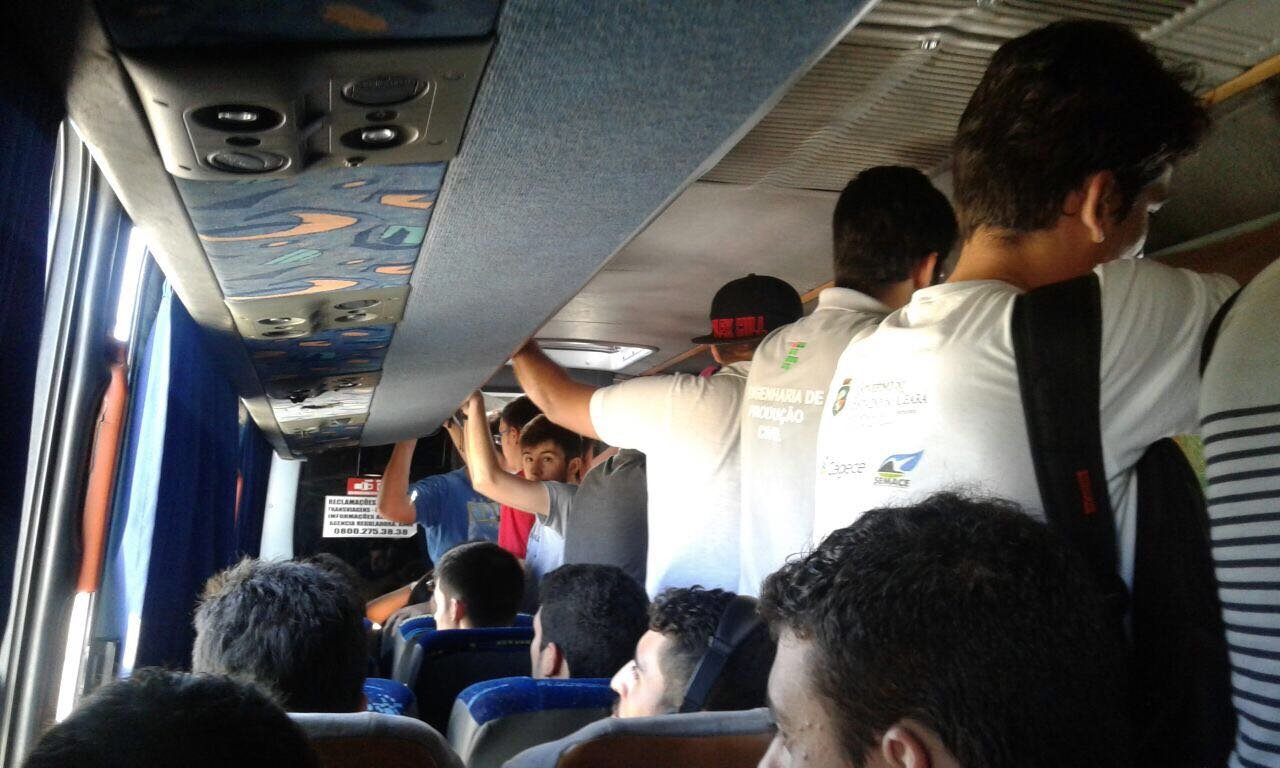 Parte da frota de ônibus de Quixeramobim paralisa atividades e estudantes enfrentam dificuldades para se deslocarem a Quixadá