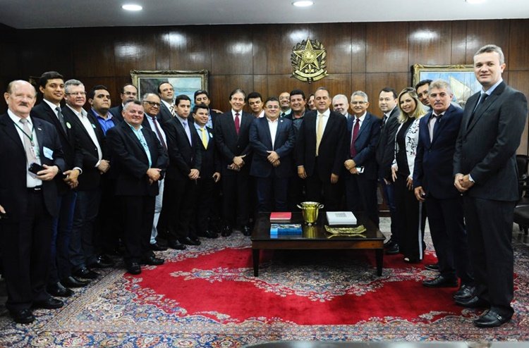 Prefeitos do Ceará pedem apoio de Eunício Oliveira para ações municipalistas