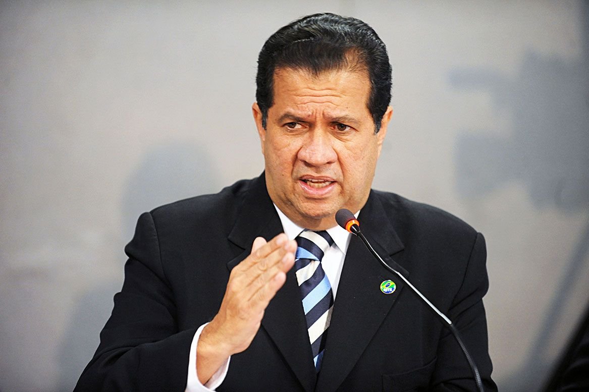 Carlos Lupi defende que PDT ocupe duas vagas no senado na chapa de reeleição de Camilo