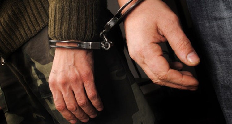 Mãe e namorado são presos acusados de estuprar filho de 15 anos