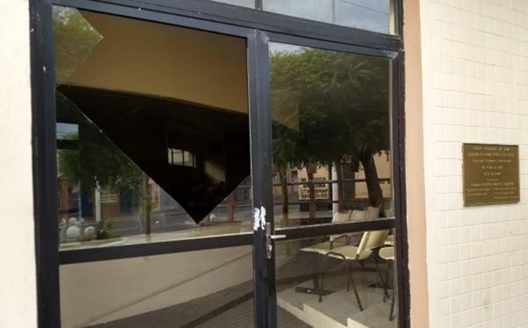 Vidraça da Câmara Municipal de Tauá amanhece quebrada