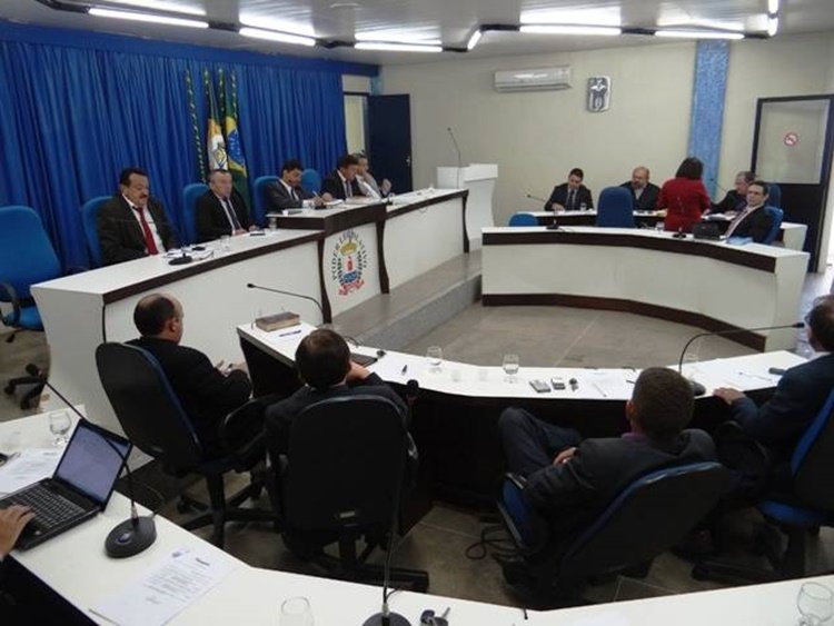 Durante discussão, vereador arremessa copo de vidro no plenário da Câmara de Iguatu