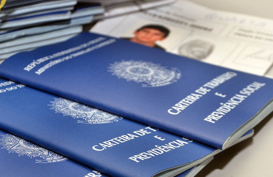 Brasil perde 12 mil vagas de emprego em novembro e cria 299 mil no ano