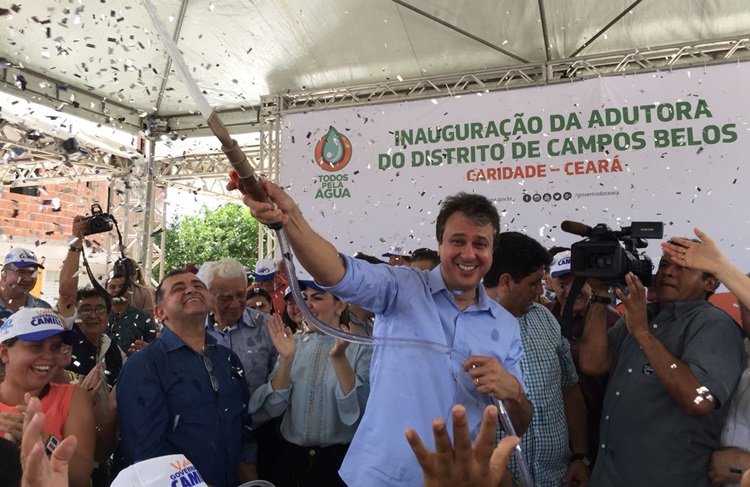 Governo do Ceará entrega adutora para garantir abastecimento em Caridade
