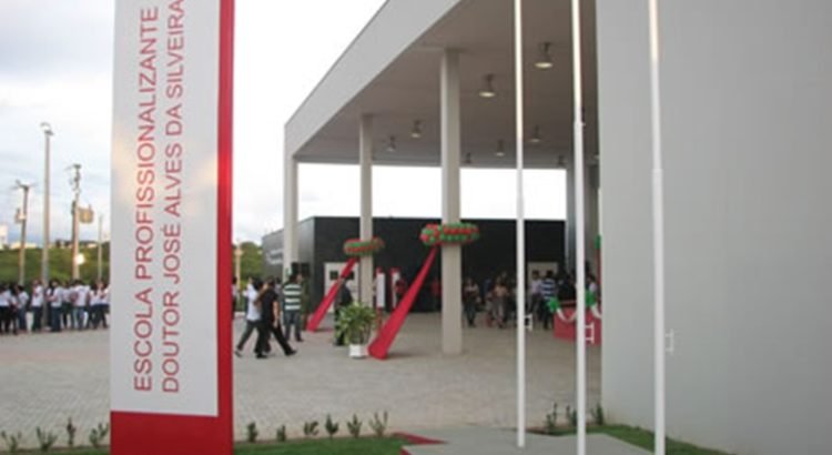 Aprender pra Valer: Escola Profissionalizante de Quixeramobim realizará entrega de notebooks na segunda-feira, 15