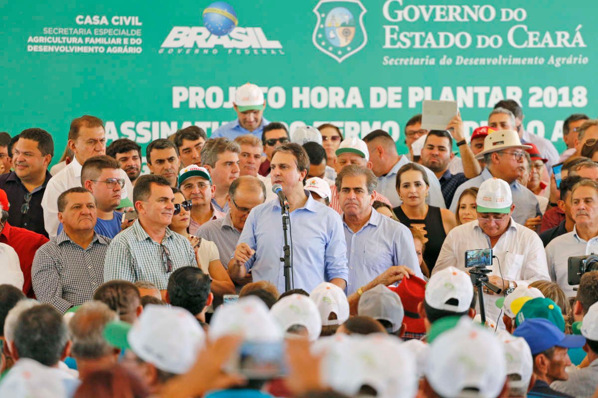 Morada Nova: Camilo Santana lança 31º Hora de Plantar e entrega toneladas de sementes a agricultores familiares