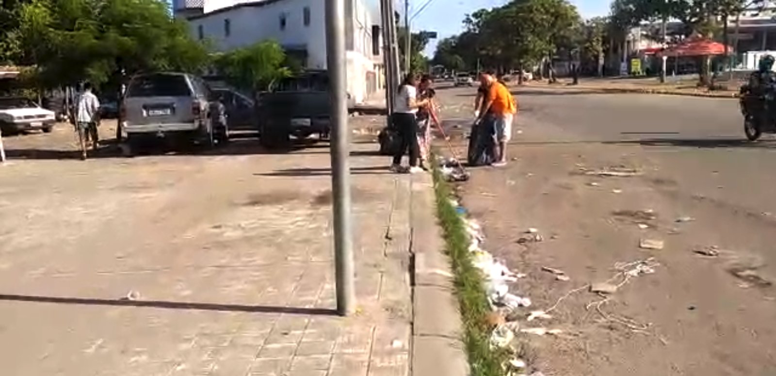 Partido Novo realiza ação voluntária de coleta de lixo na Feira da Parangaba