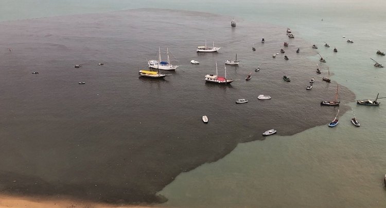 Mancha preta aparece no mar da Praia do Mucuripe após chuvas em Fortaleza