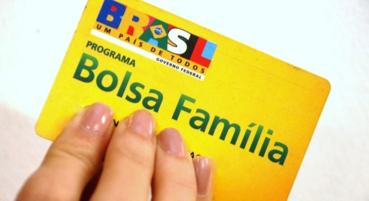 Beneficiário do Bolsa Família poderá ter cartão de compra de material escolar
