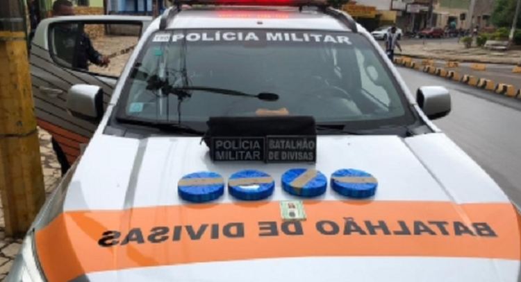 Crato: Mulher grávida de gêmeos e com bebê de colo é presa por transportar cocaína pura