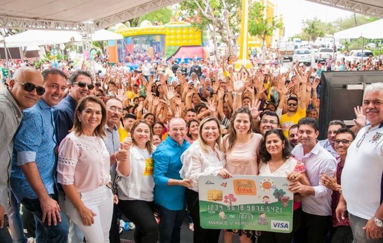 Primeira-dama do Ceará se reúne com famílias beneficiadas com Cartão Mais Infância em Caucaia
