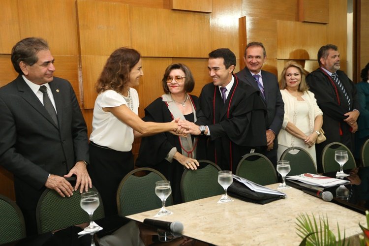 Governadora em exercício, Izolda Cela participa da cerimônia de posse do procurador-geral de Justiça do Ceará