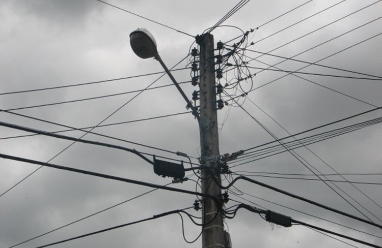 Quedas de energia voltam a ocorrer com frequência no Centro de Quixeramobim; Comerciantes e moradores reclamam