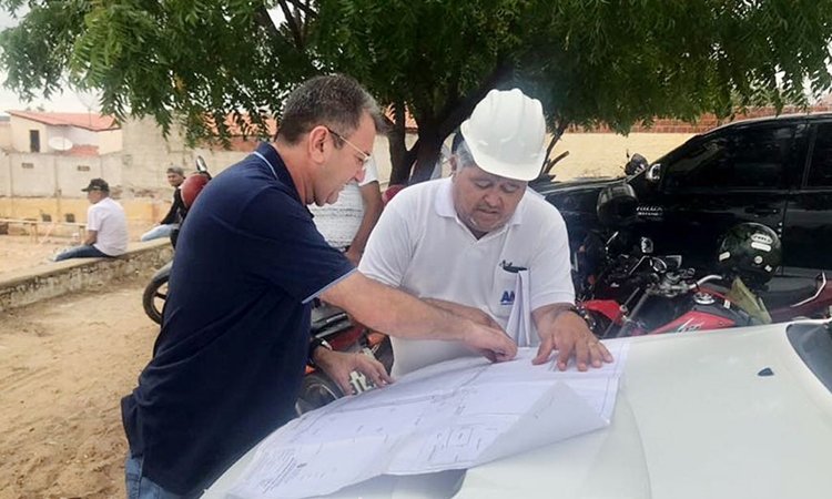 Clébio Pavone visita obras de construção da Areninha em Quixeramobim