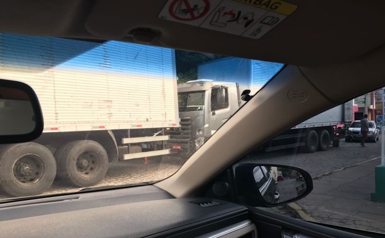 Quixeramobim: Motoristas estacionam veículos em locais indevidos e impossibilitam tráfego em algumas ruas