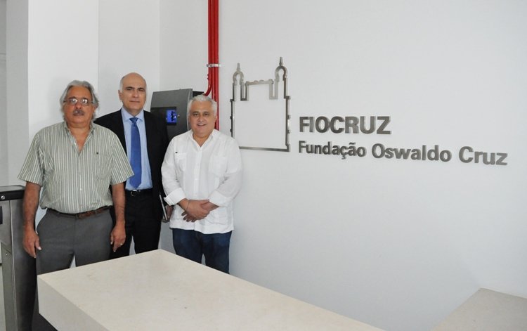 Deputado federal Odorico Monteiro e Paulo Gadelha (Ex-presidente da Fiocruz) apresentam sede da Fiocruz Ceará para presidente da IASP Barcelona, Josep Piqué