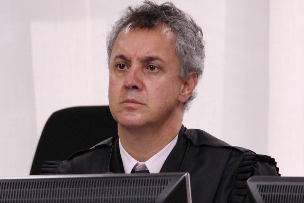 Relator no TRF4 vota por condenação e aumento de pena de Lula