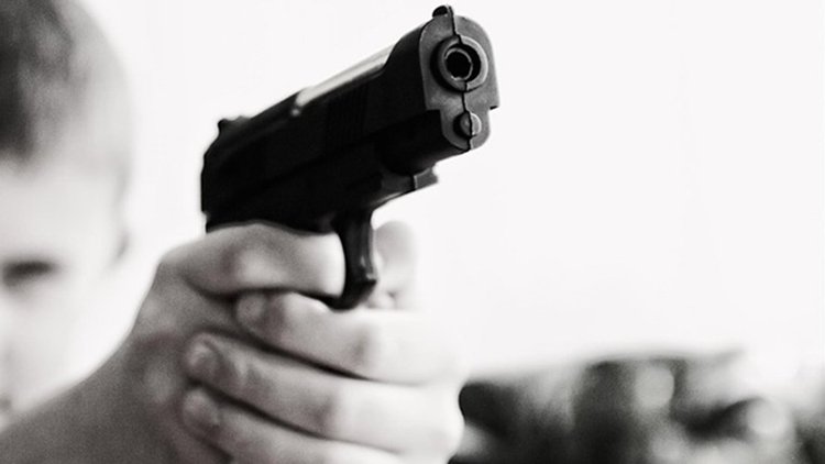 Adolescente é assassinado no meio da rua após ser jogado de carro; Vítima estava amarrada e amordaçada