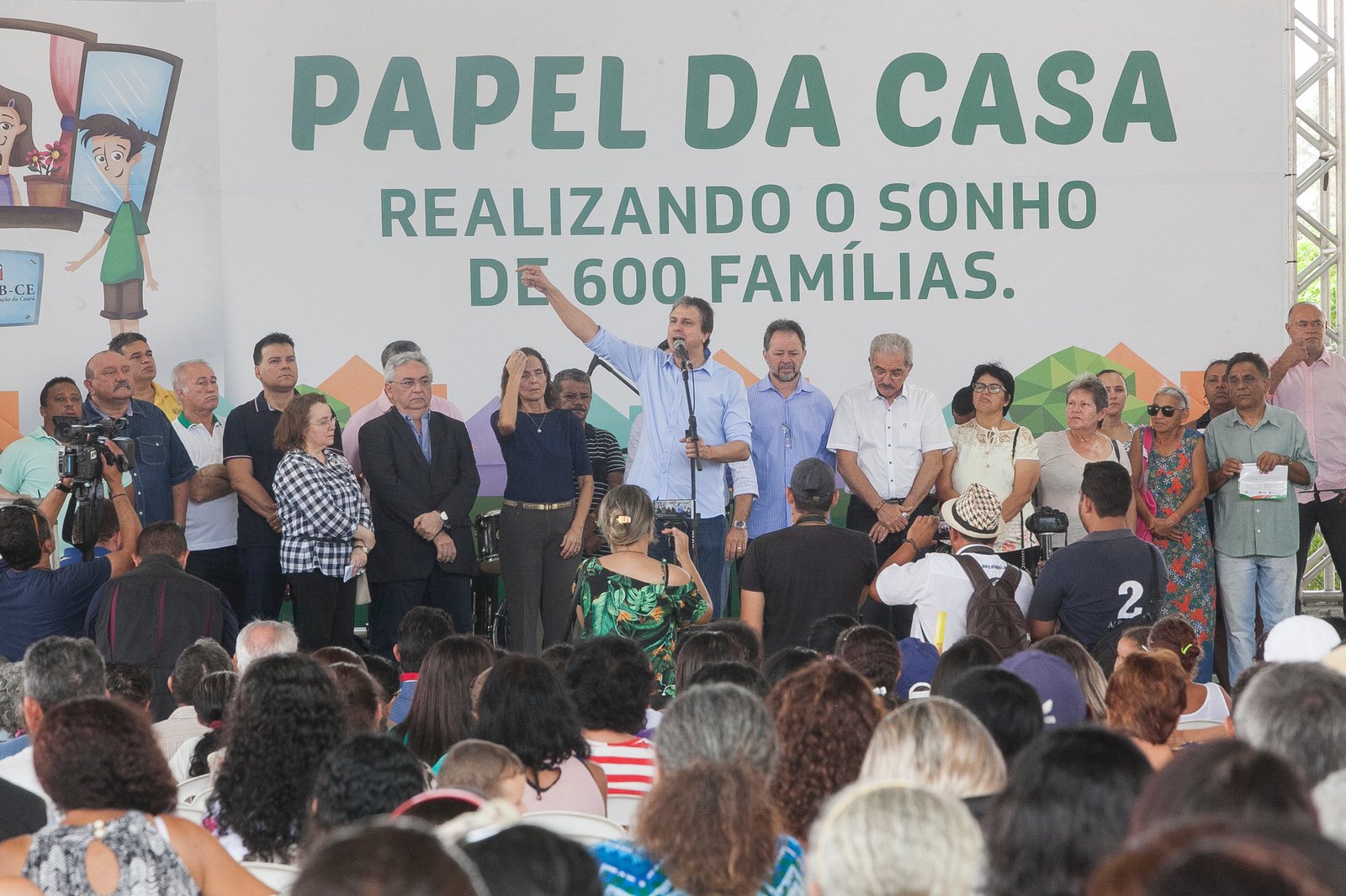 Governo do Estado entrega 609 escrituras para famílias dos conjuntos Curió e São Bernardo, em Fortaleza