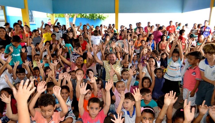 Prefeito de Quixeramobim realiza entrega do fardamento escolar aos alunos da rede municipal