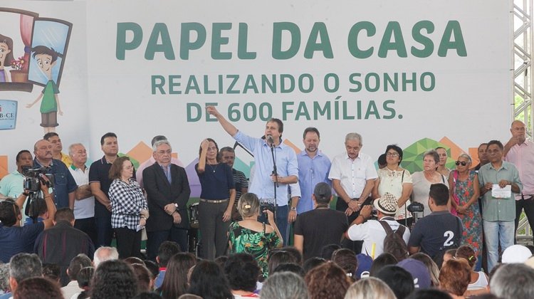 Papel da Casa: Camilo Santana entrega 609 escrituras para famílias dos conjuntos Curió e São Bernardo, em Fortaleza