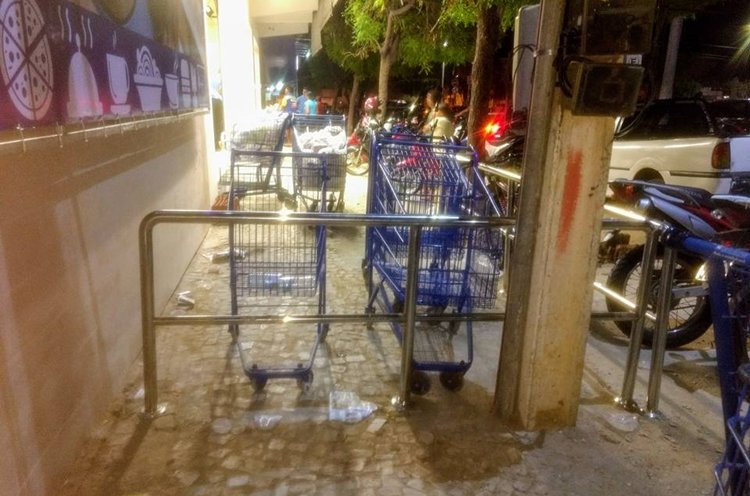 A calçada que era de todos acabou se tornando propriedade dos supermercados