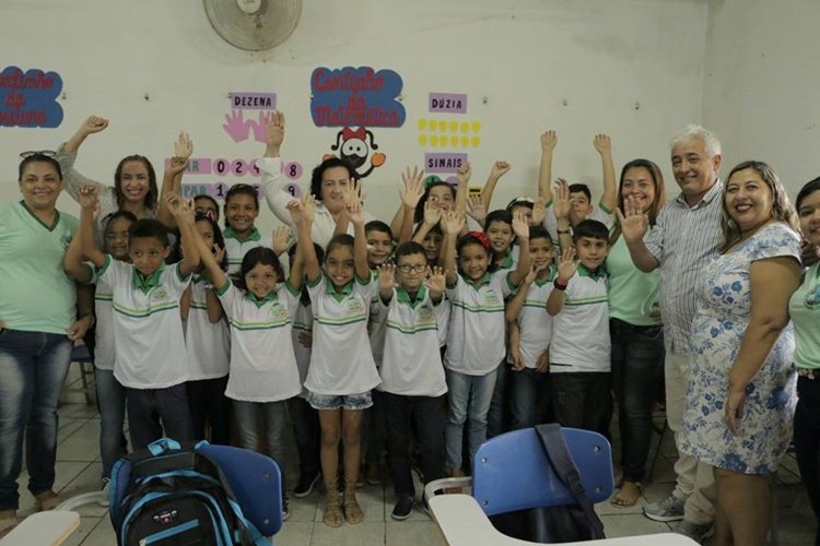 Prefeita Rozário Ximenes entrega fardamentos no primeiro dia de aula em Canindé