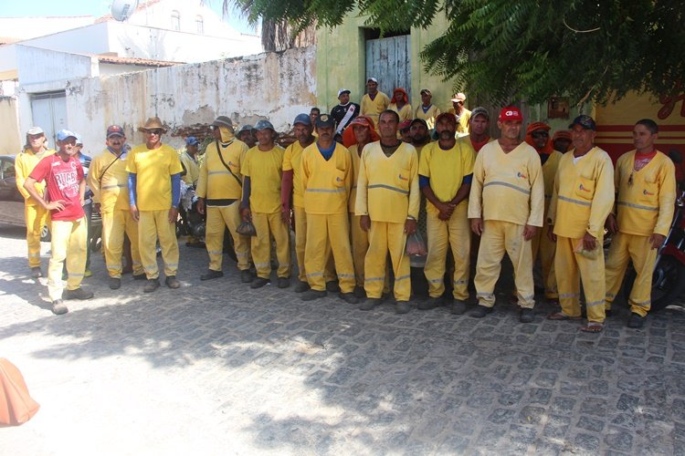 Empresa garante que pagará garis de Quixeramobim ainda hoje, 1º