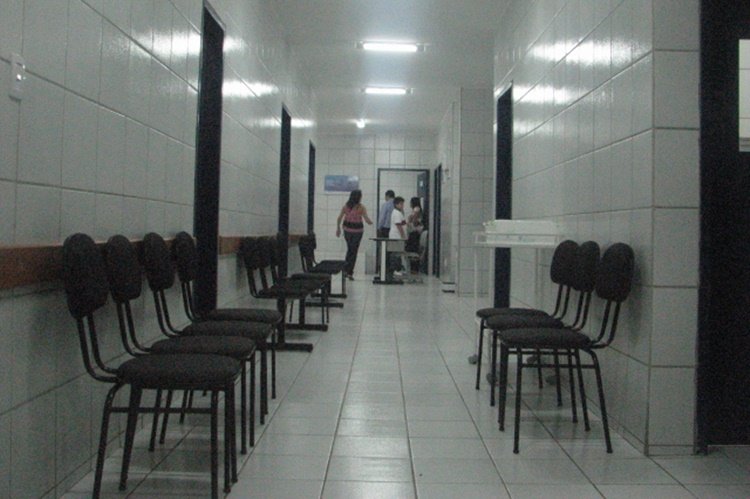 Atendimento na zona rural de Quixeramobim é transferido para cidade por falta de transporte e população paga passagem para buscar postos de saúde