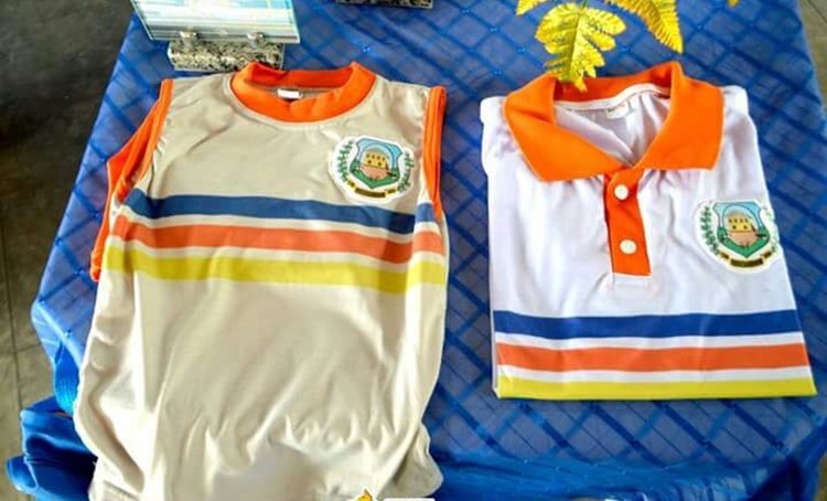 Jornalista comenta decisão da Prefeitura de Quixeramobim em adotar cores partidárias no fardamento escolar