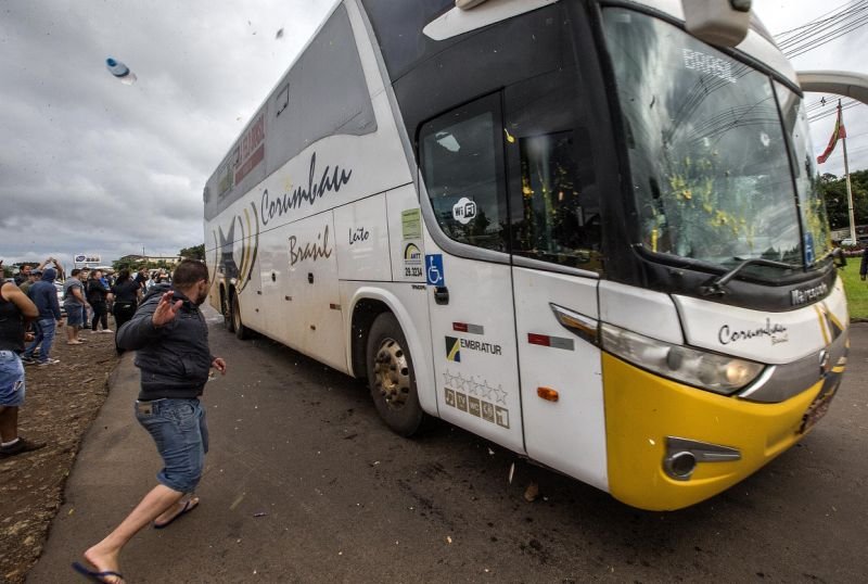 Caravana de Lula é atacada com ovos e pedras em Santa Catarina