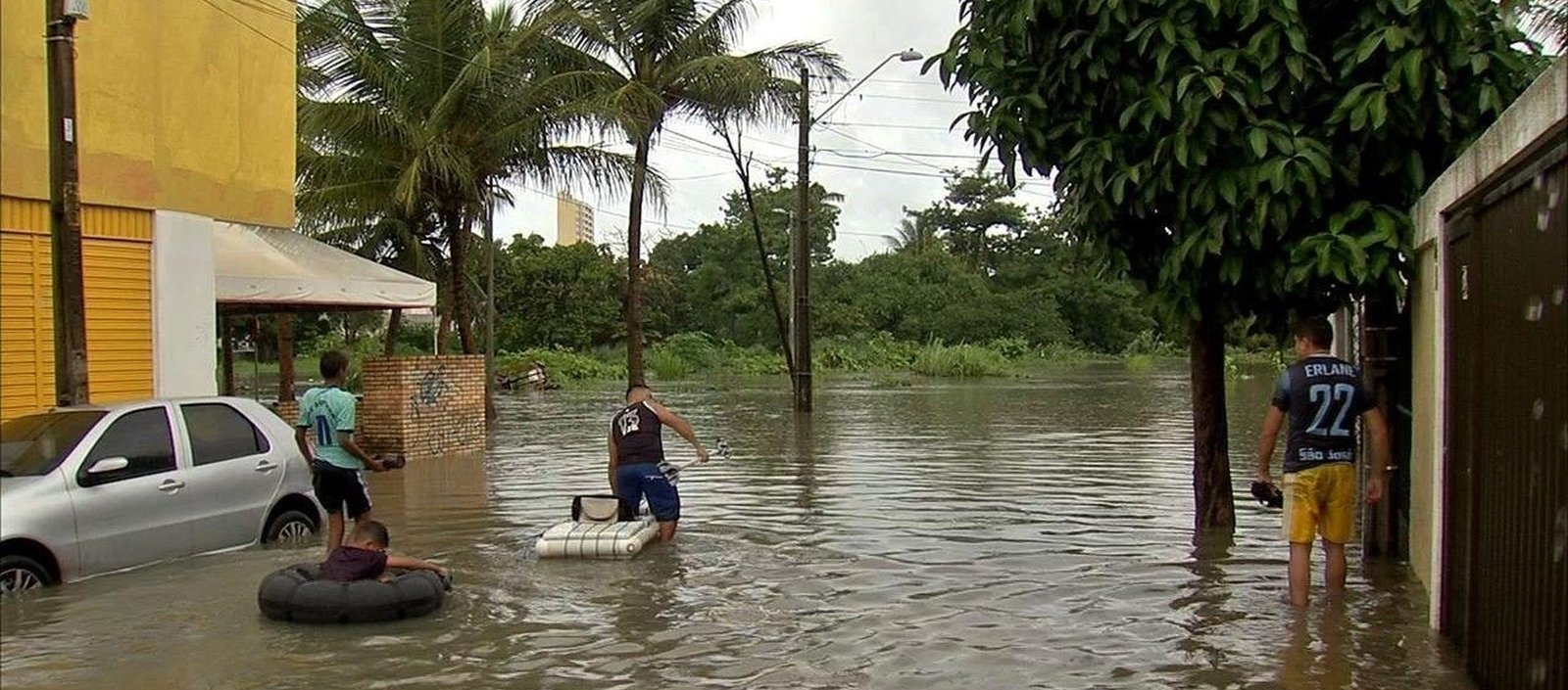 Ruas de Fortaleza ficam alagadas após chuva de 56 milímetros