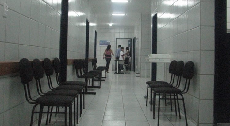 Moradores de Quixeramobim reivindicam pagamento do transporte escolar, entrega de fardamento e atendimento médico nas unidades de saúde da zona rural