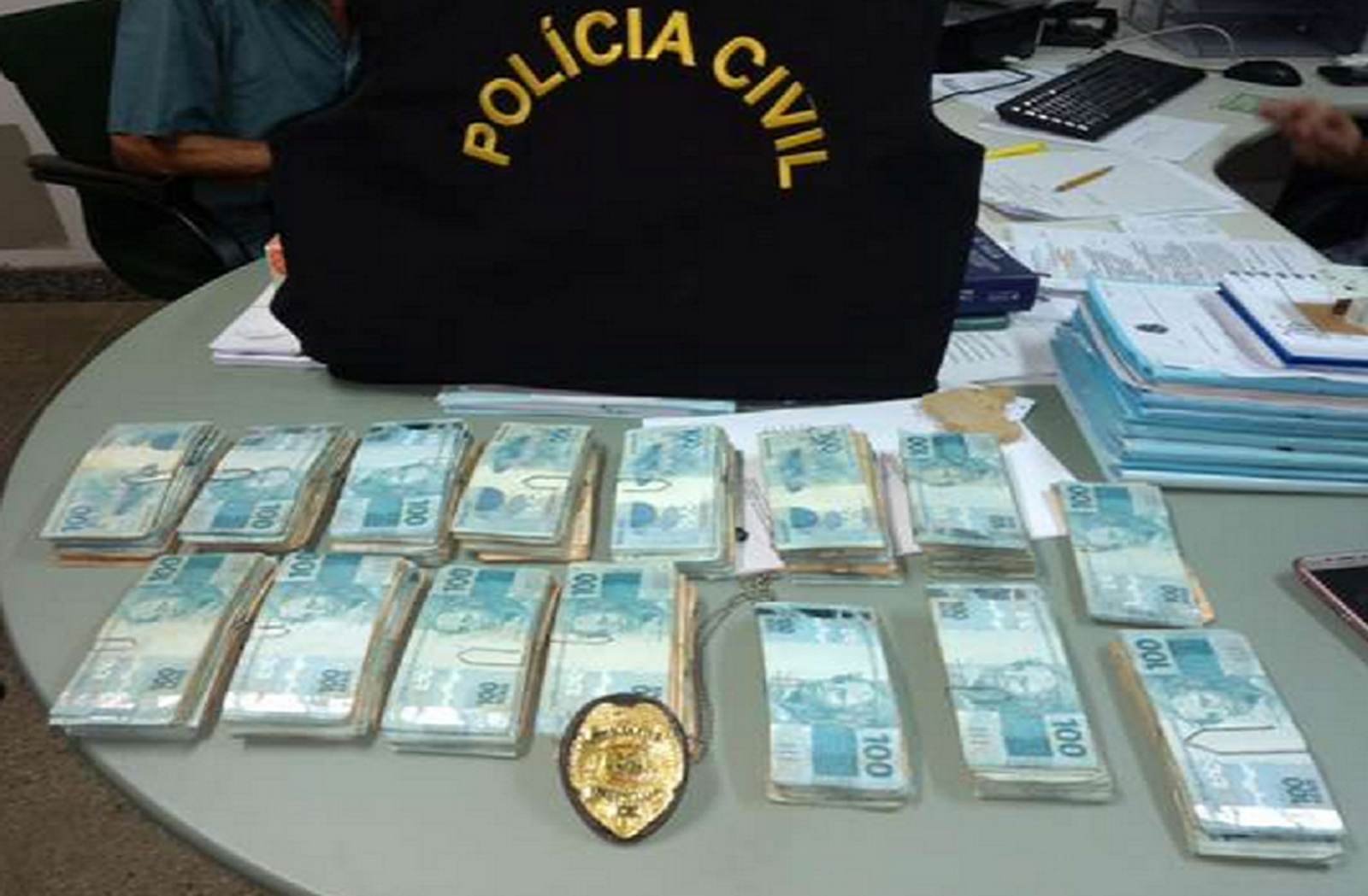 Mulher é presa acusada de roubar R$ 200 mil de idoso