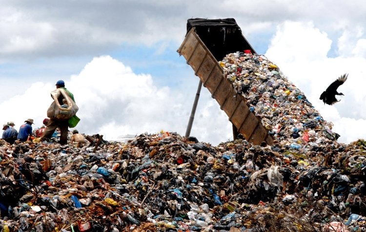 MPCE entra com ação de improbidade contra prefeito de Iguatu por lixão irregular