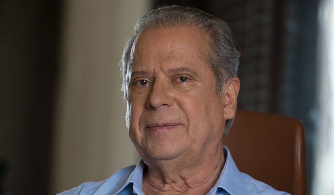 José Dirceu tem até 17h para se entregar à Polícia Federal