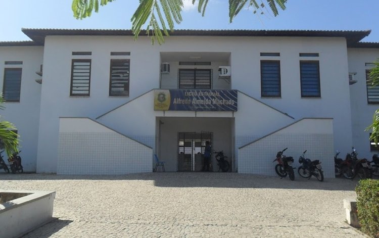 Governo do Estado entrega certificados do Programa Criando Oportunidades, em Quixeramobim