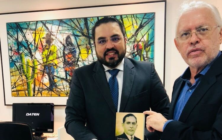 César Barreto visita Biblioteca José de Alencar e leva alguns exemplares de sua nova obra