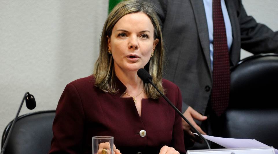 Gleisi Hoffman declara que “Ciro não passa no PT nem com reza brava”